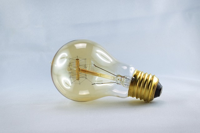 when was the modern day light bulb invented