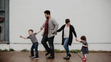 Montessori vs Traditional Parenting